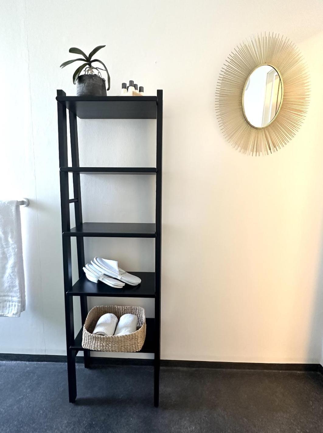 Saga, Unikt Badehotell Med 5 Rom, Sauna Og Badebrygge - Inderoy *